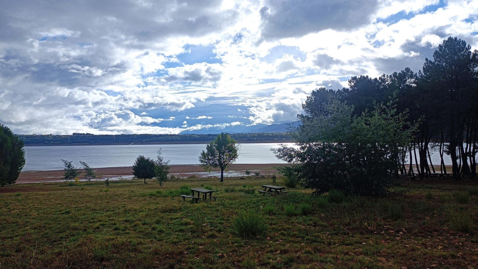 Hay muchos merenderos por la zona.