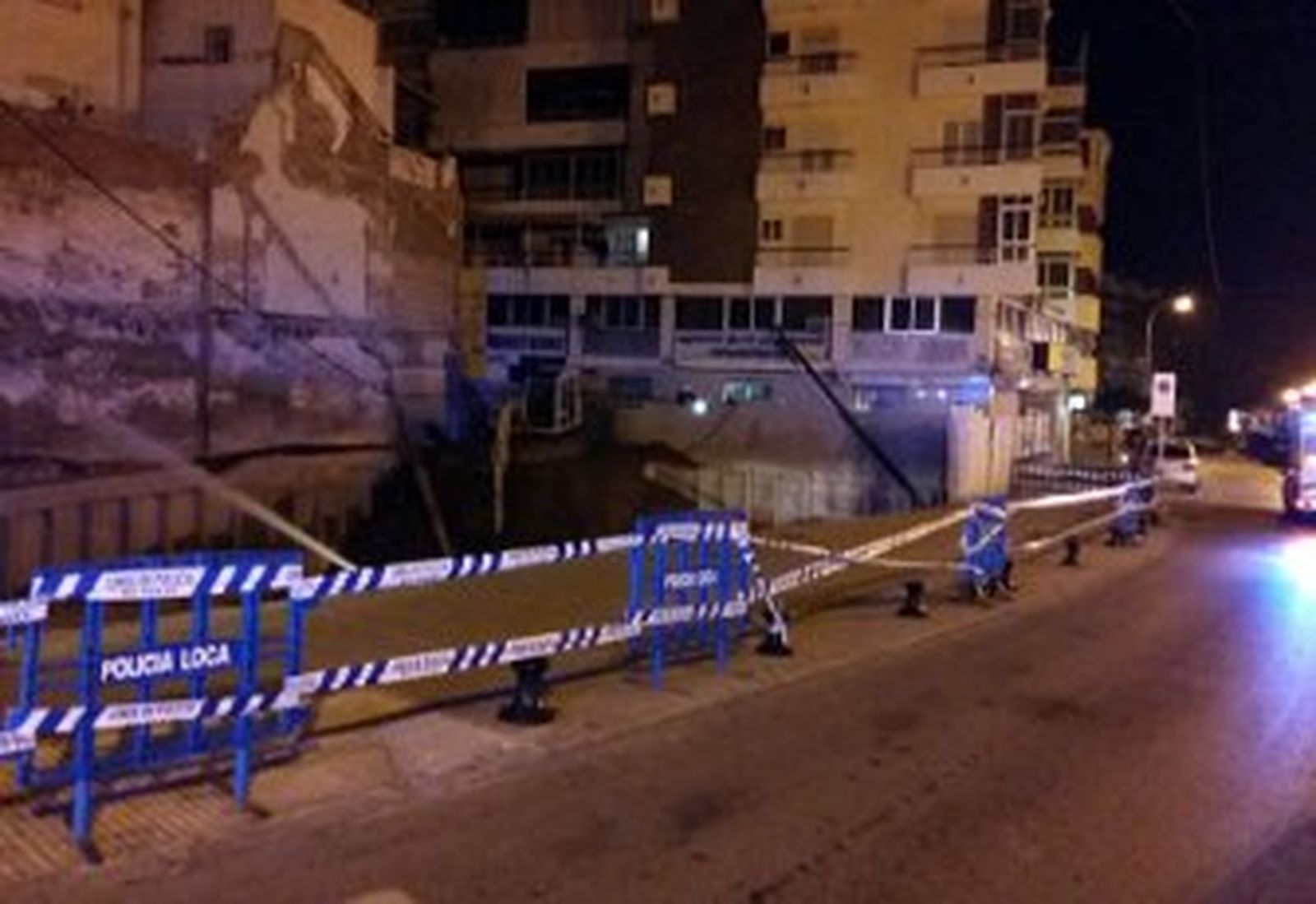 Los vecinos desalojados tras el derrumbe de un muro en Vélez no podrán volver aún a sus viviendas