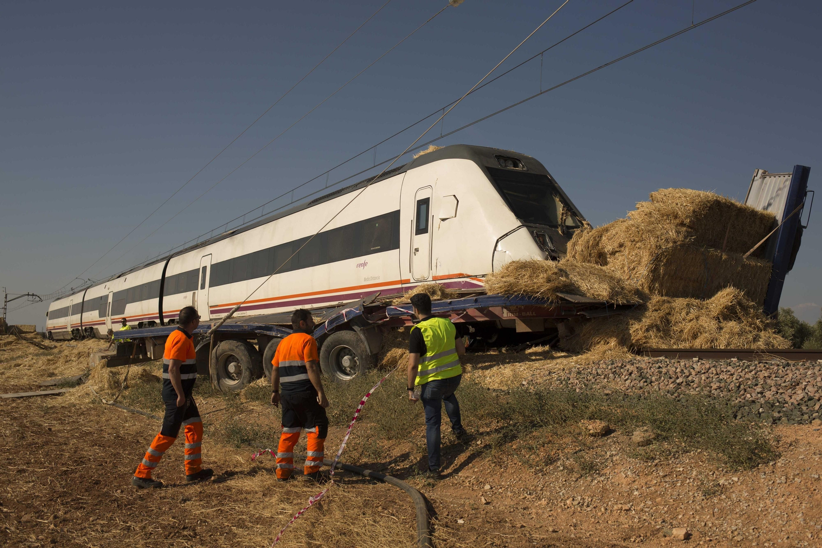 El camión fue arrastrado por el tren, que no llegó a salirse de las vías.