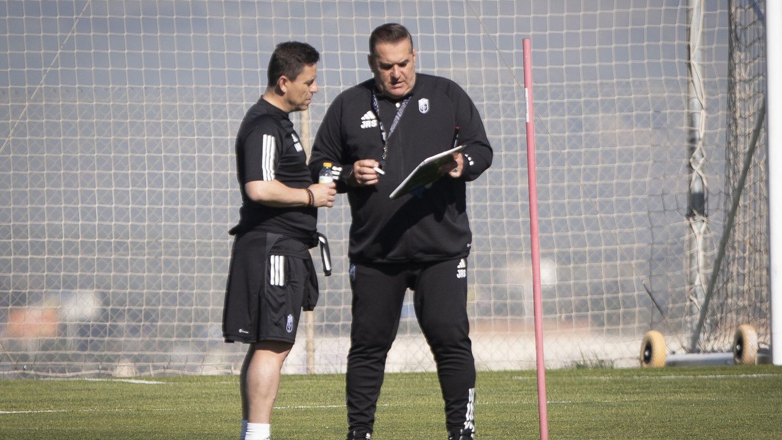 José Ramón Sandoval conversa con su ayudante, Ismael Martínez.