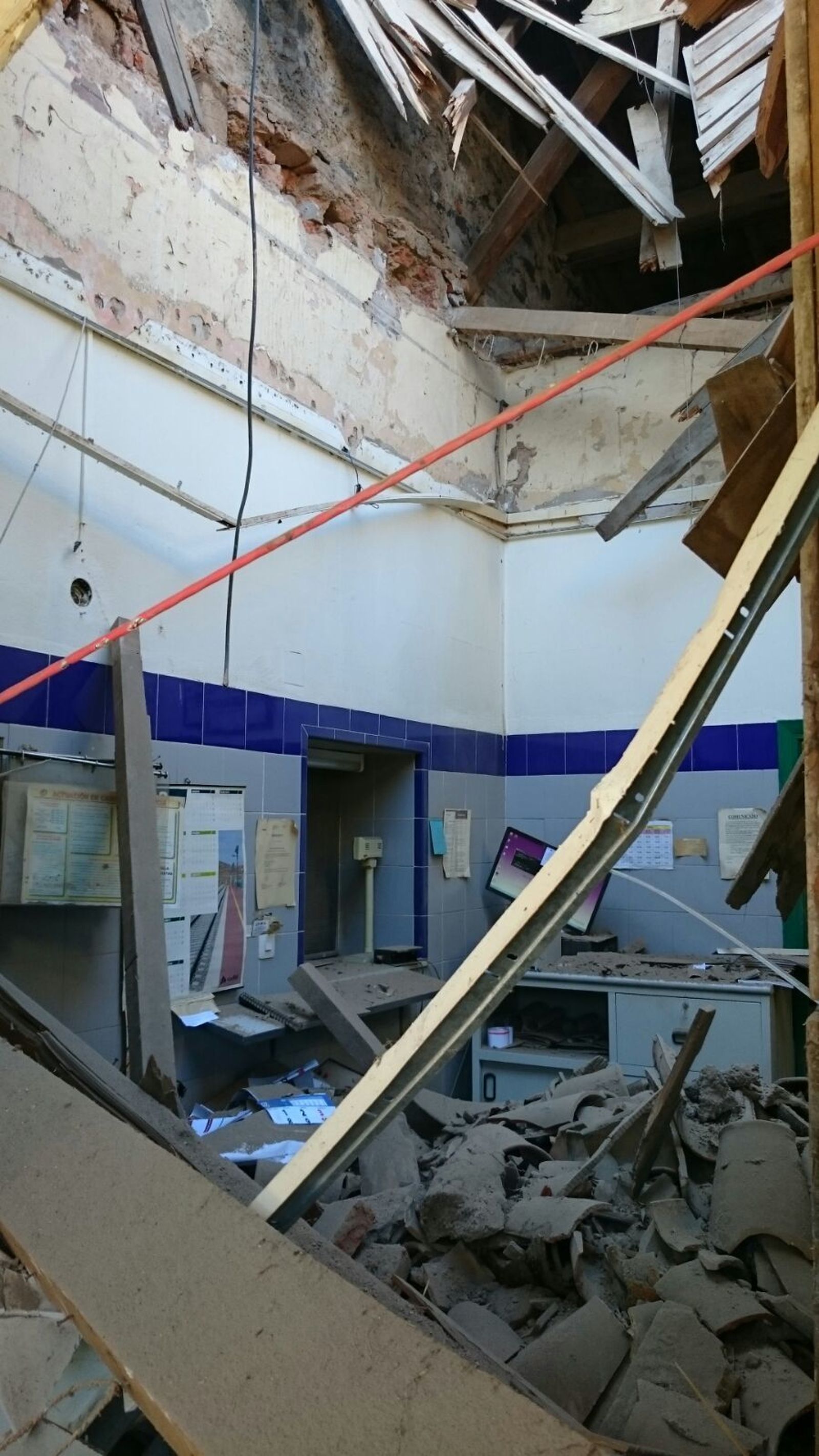 El interior de uno de los baños sobre los que se ha desplomado el techo.