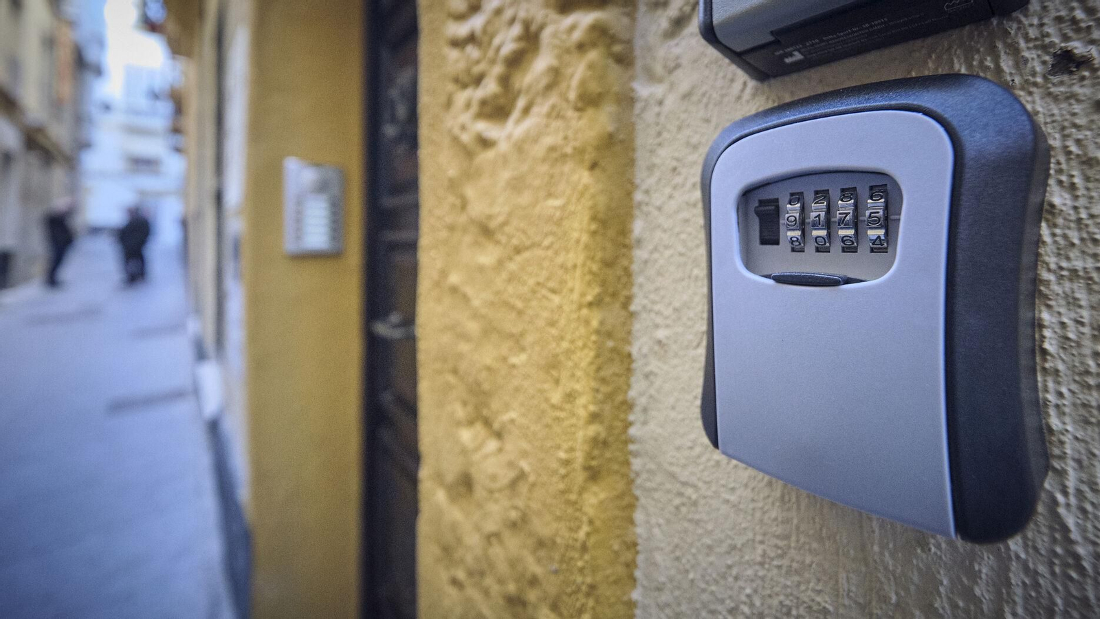 El Gobierno abaratará a las comunidades de vecinos los gastos de vetar pisos turísticos.