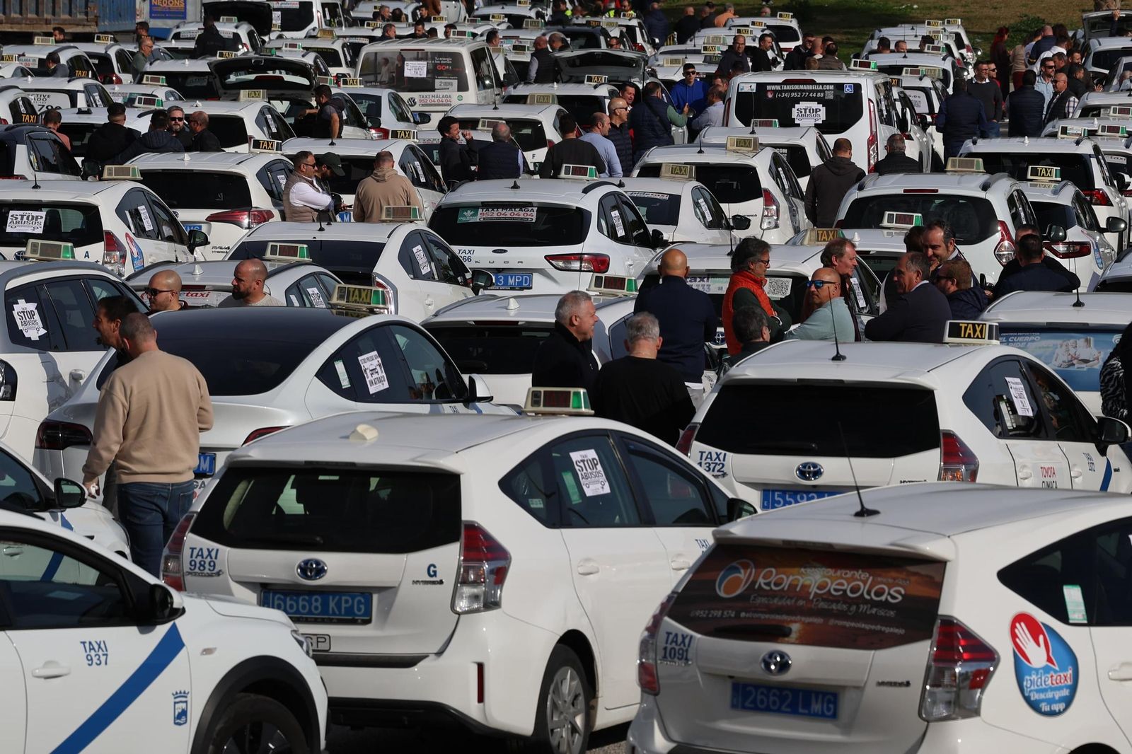 La huelga de taxistas en Málaga en imágenes