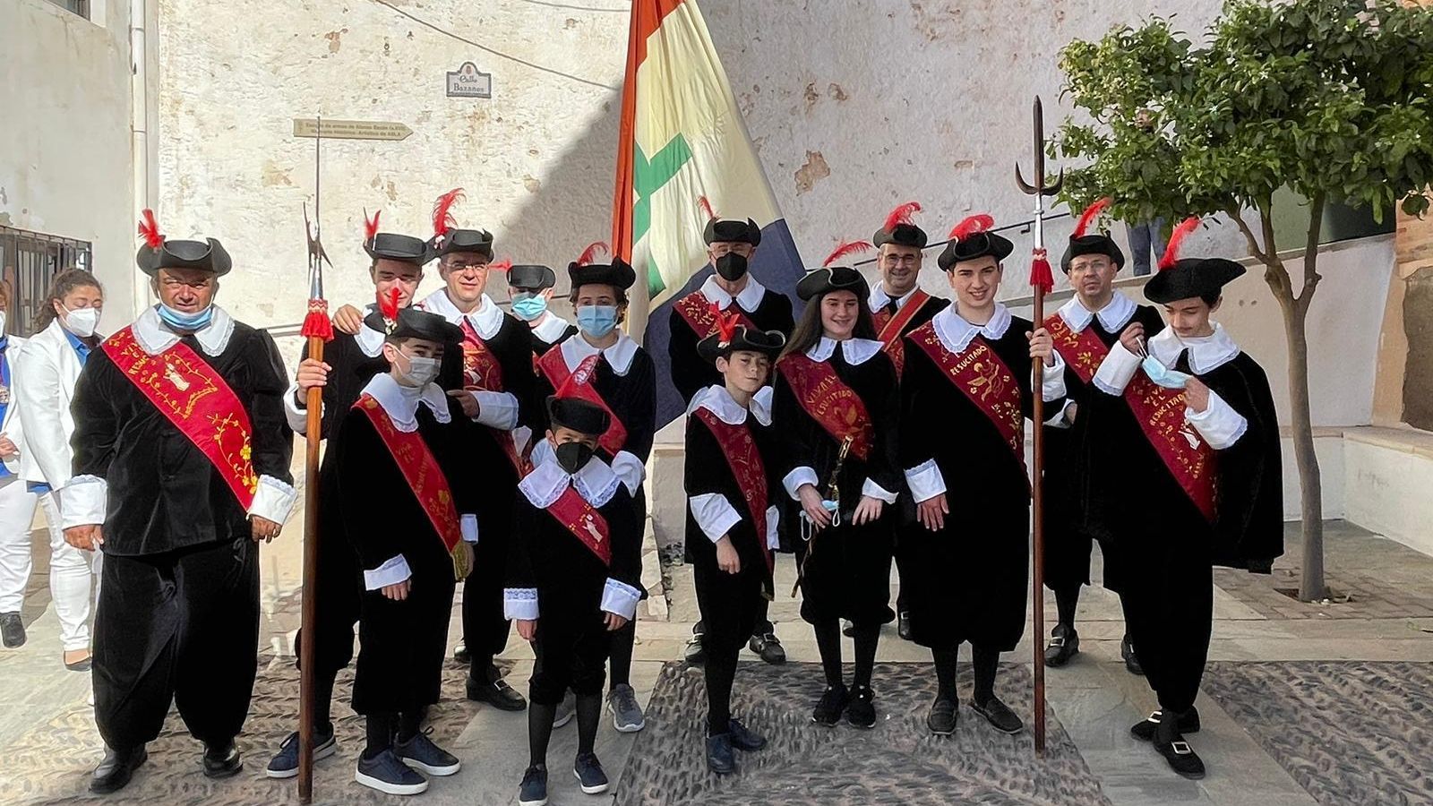 Jóvenes abulenses con el traje típico de la fiesta de la Cardoncha, recordando los de la milicia de Abla.