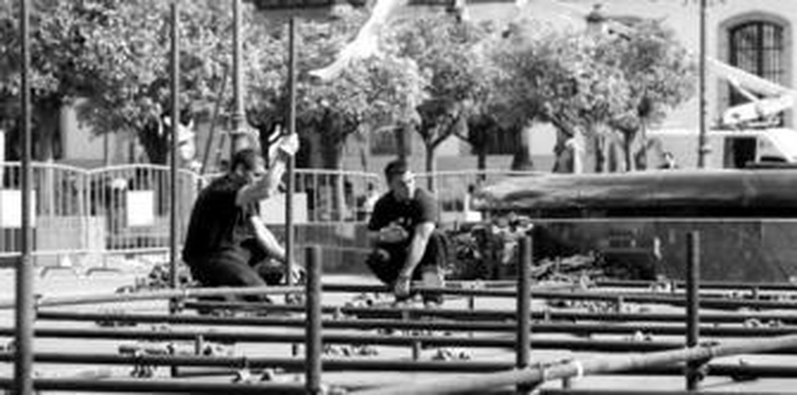 Los operarios de Fomento de Construcciones y Contratas (FCC) instalan los palcos en Las Tendillas, ayer.