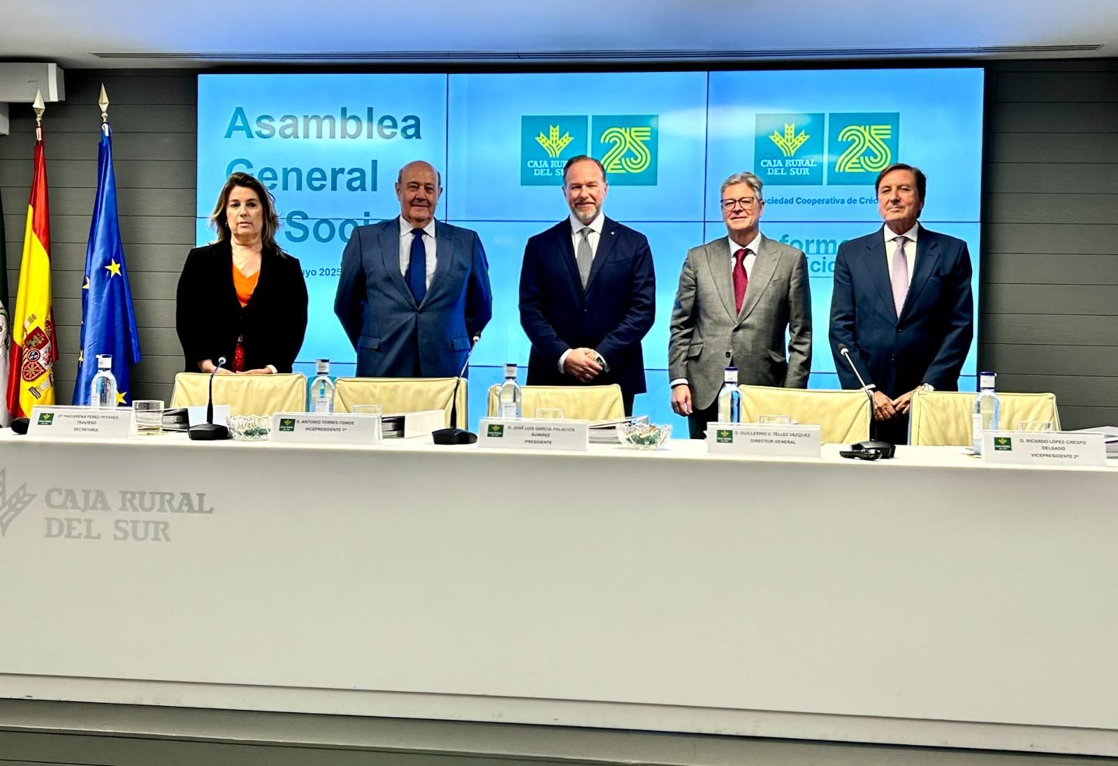 Imagen de la asamblea general de socios de Caja Rural del Sur, presidida por José Luis García-Palacios Álvarez.