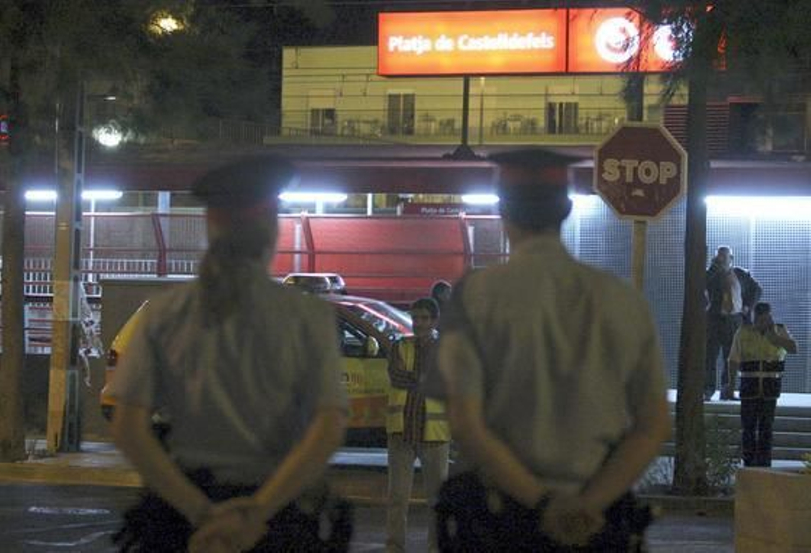Al menos 12 personas, en su mayoría jóvenes, han muerto tras ser arrolladas por un tren en la estación de Castelldefels.   Foto: Marta Pérez, (EFE)
