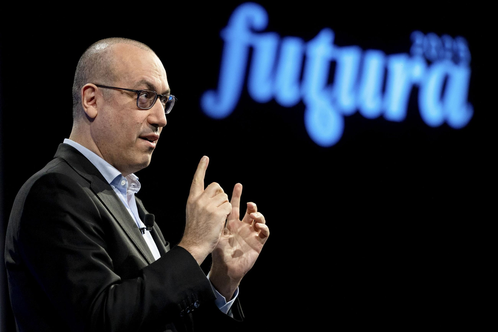 El consejero delegado de BBVA, Onur Genç, durante la presentación de la actual aplicación de BBVA.