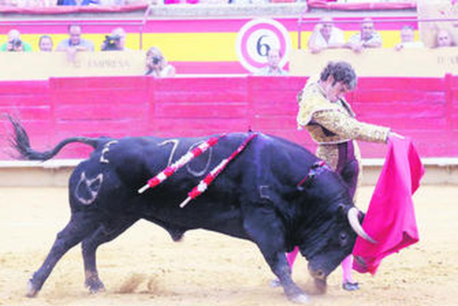 José Tomás vaciando la embestida del toro, ayer en Palencia.