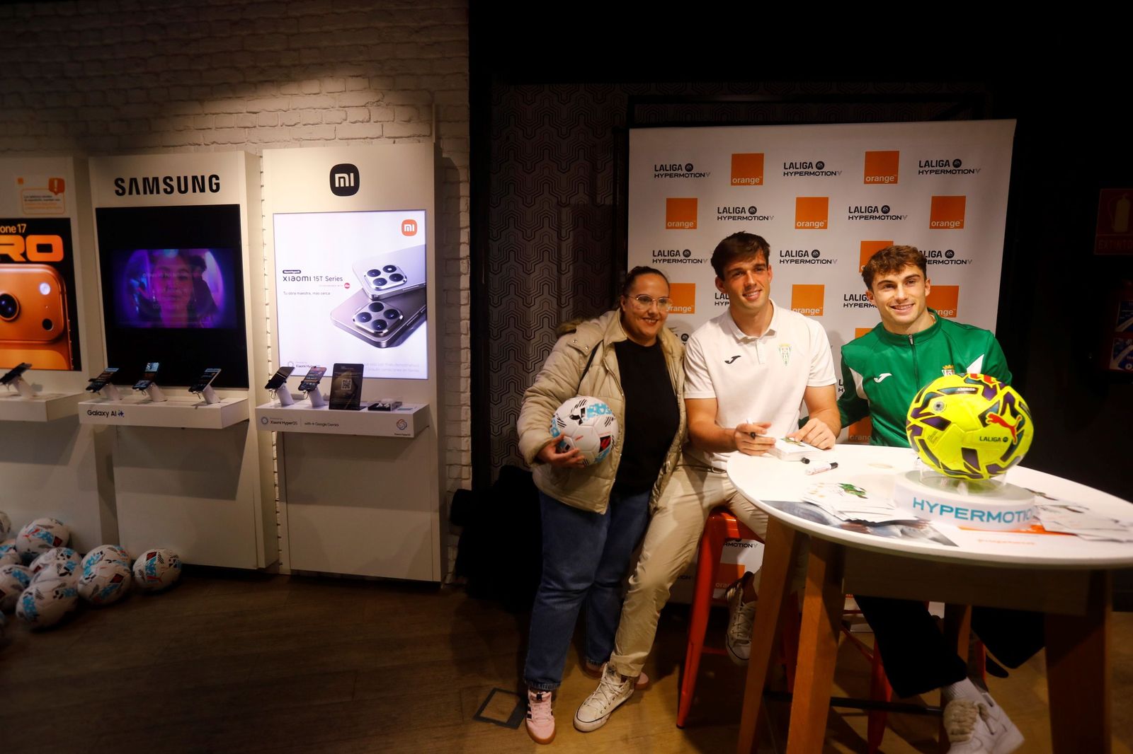 Las mejores fotos de la exitosa firma de autógrafos del Córdoba CF en el centro de la ciudad