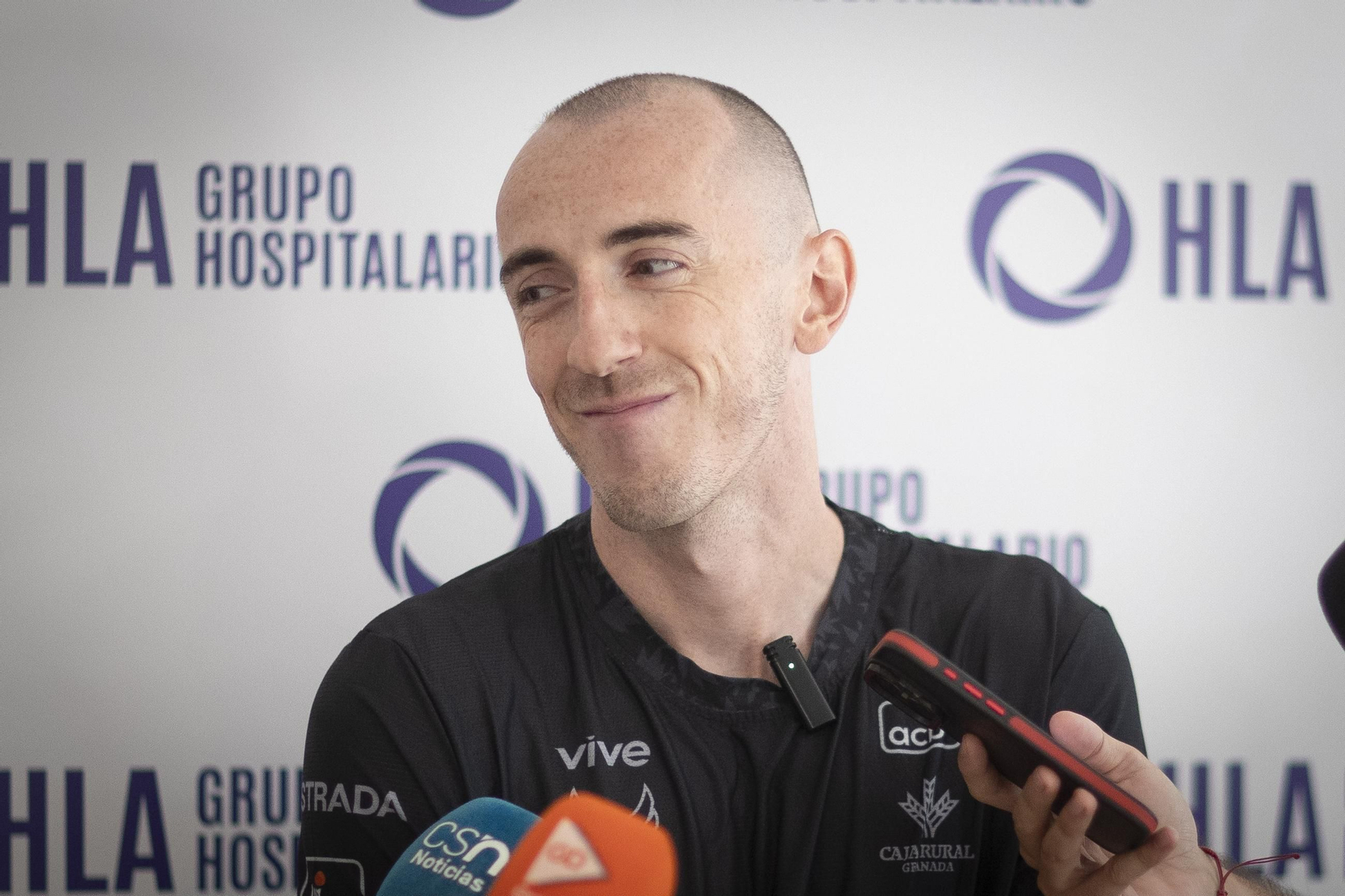 Rousselle sonríe durante su comparecencia ante los medios de comunicación.