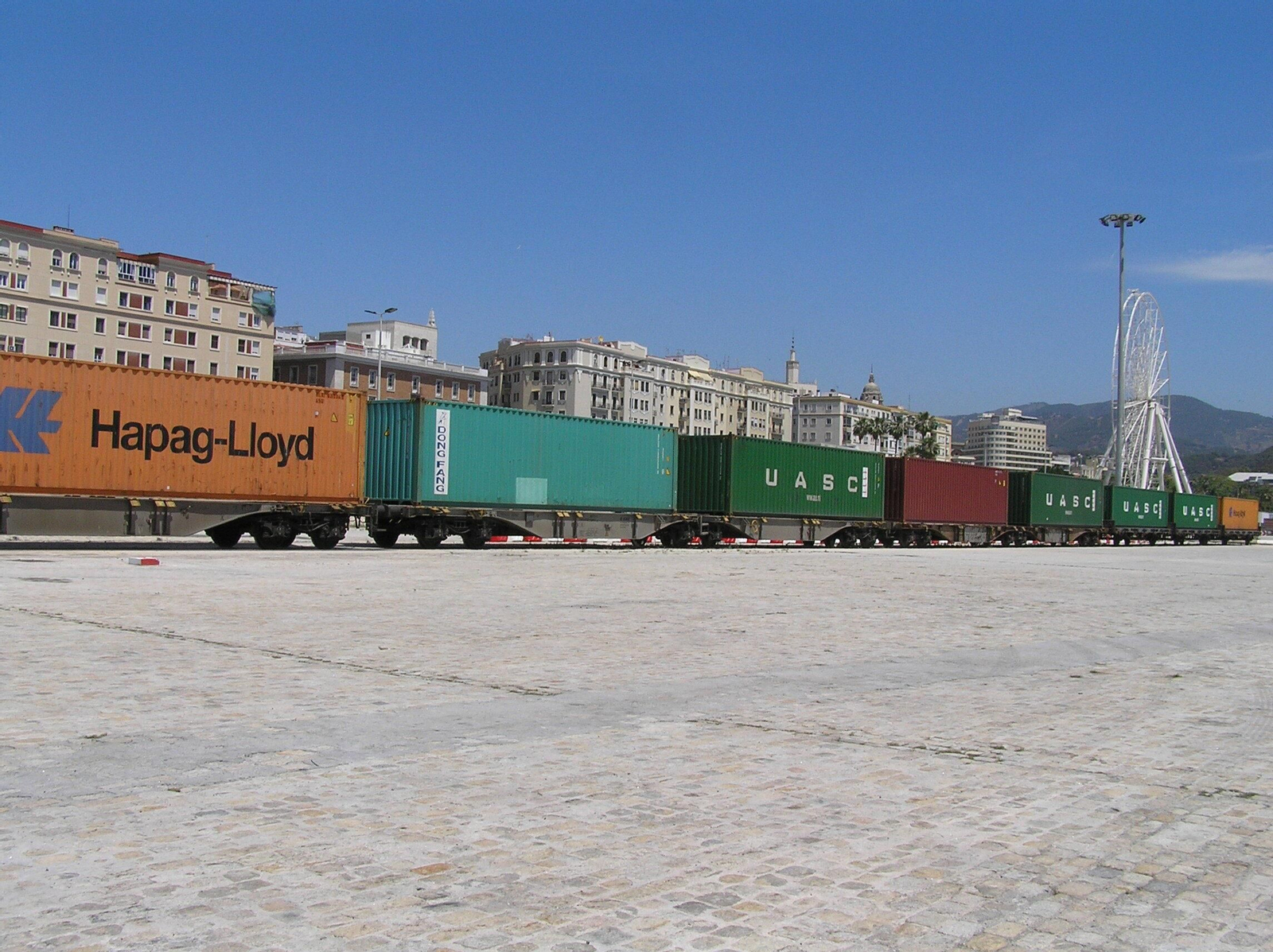 Imagen de archivo de un tren de mercancías en su entrada al puerto de Málaga.