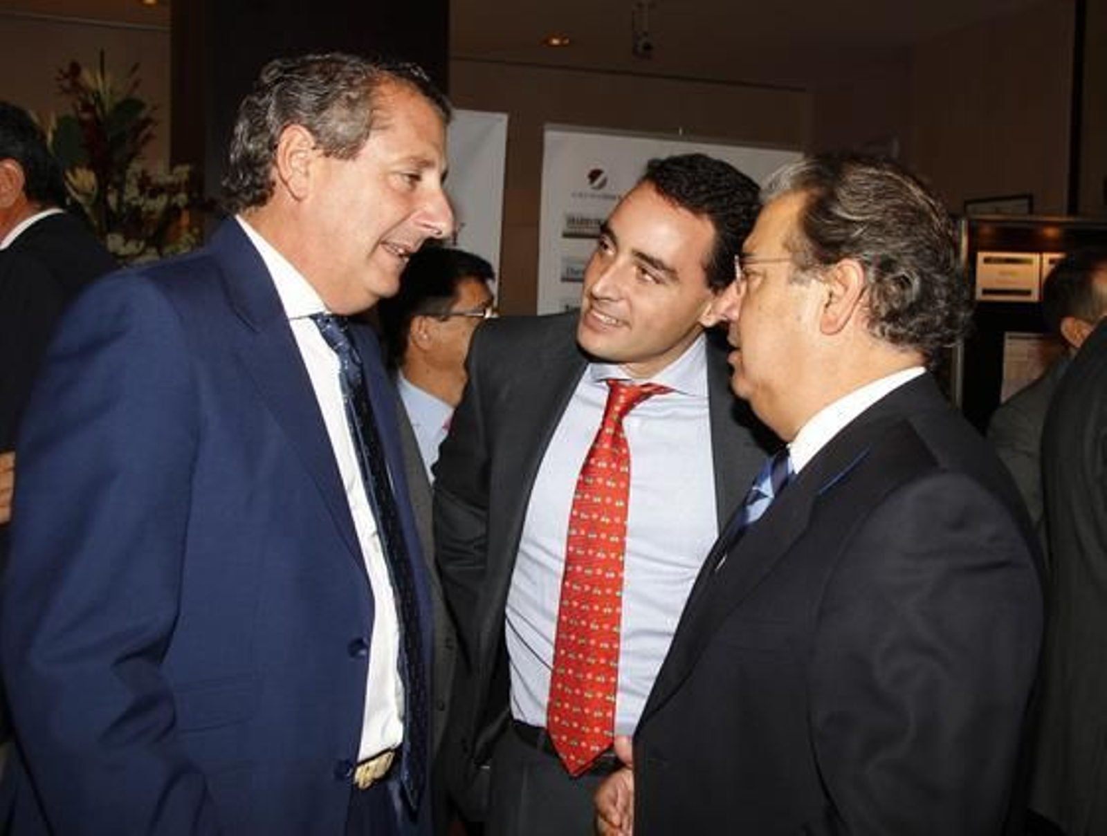 Jesús Maza, consejero delegado de Emasesa; Miguel Contreras Manrique, gerente de Emvisesa, y Juan Ignacio Zoido.

Foto: Juan Carlos Vázquez