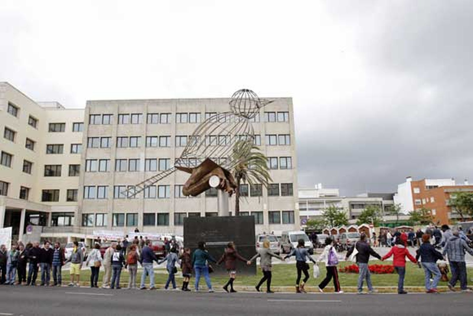 Unas 500 personas rodean el edificio de Hacienda para reclamar "una democracia real y participativa"