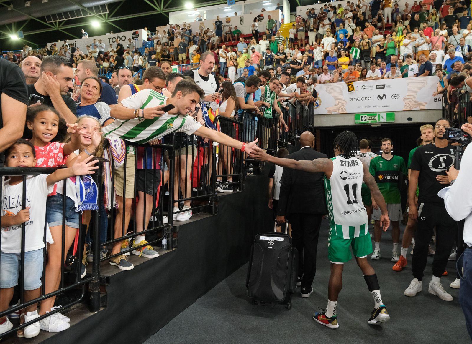 Shannon Evans saluda a un aficionado en un partido en San Pablo.
