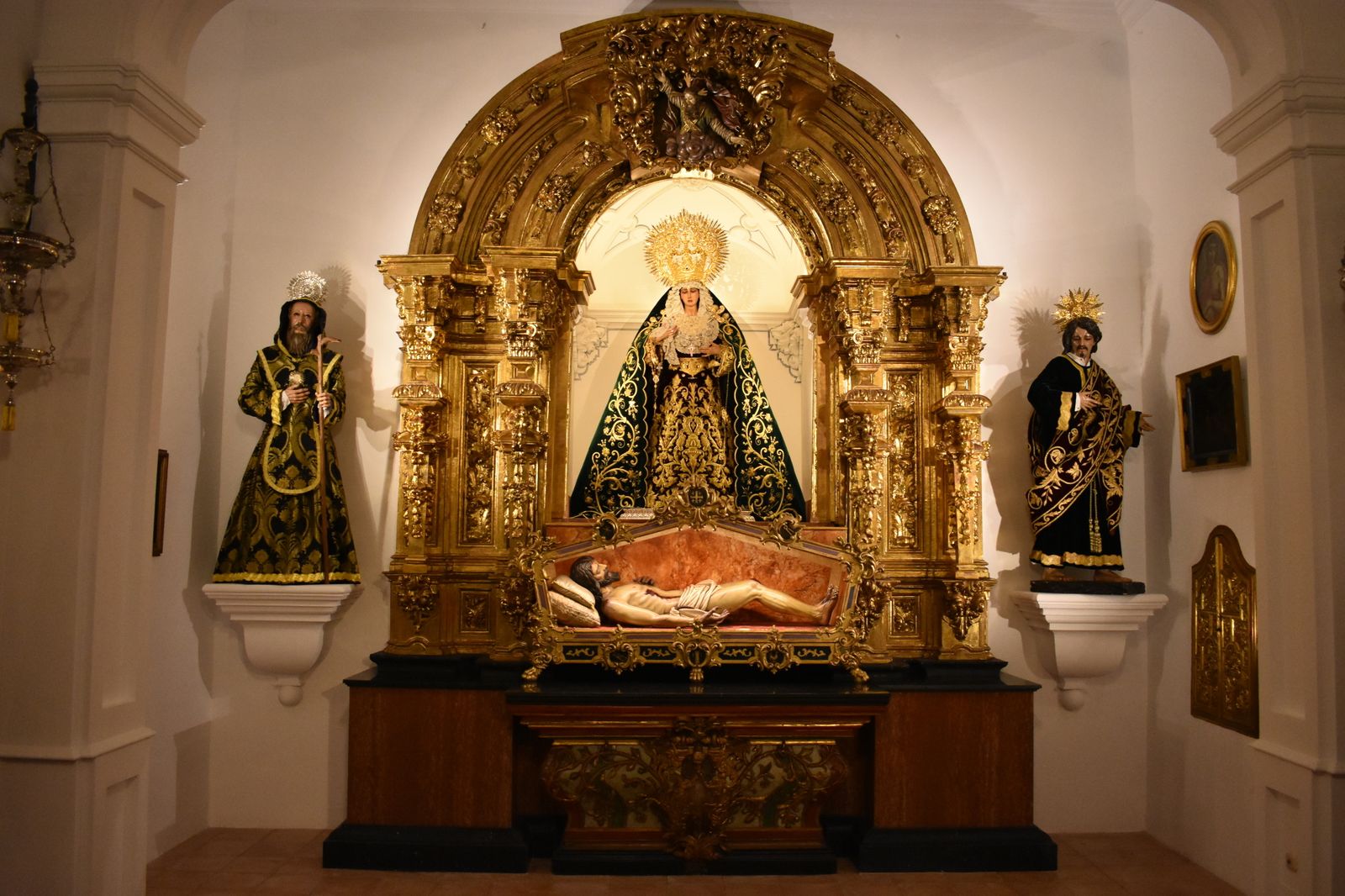 Los sagrados titulares de la hermandad del Monte Calvario en el retablo mayor de la ermita restaurado.