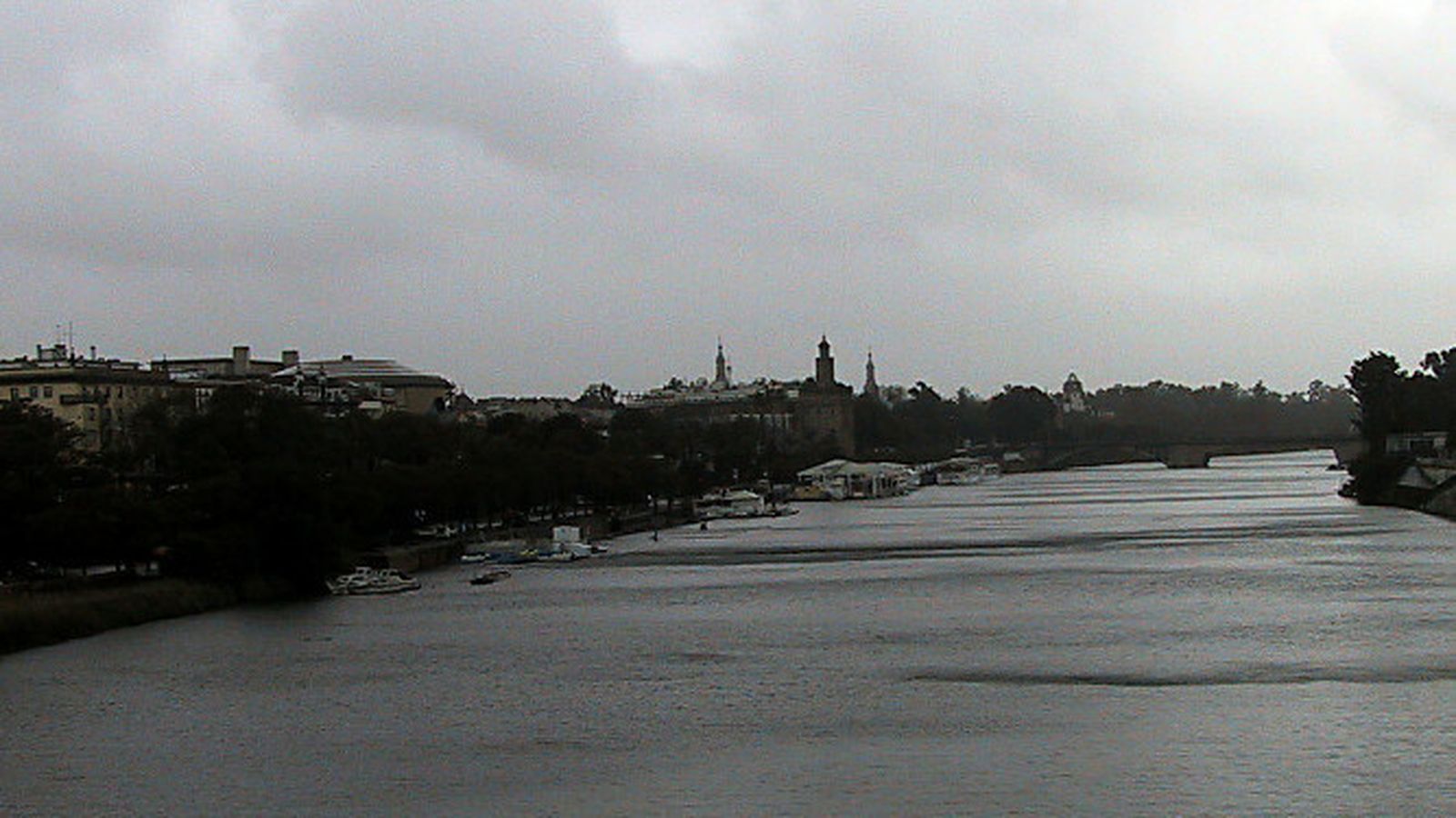Sevilla, bajo las nubes.