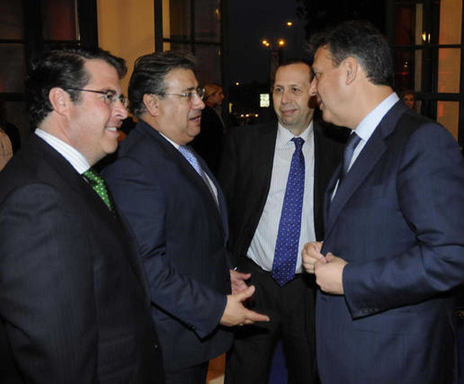 El concejal del Ayuntamiento de Sevilla Gregorio Serrano; Juan Ignacio Zoido, portavoz municipal del PP y candidato a la Alcaldía de Sevilla; José Antonio Carrizosa y Francisco  Arteaga, director general de Sevillana Endesa.