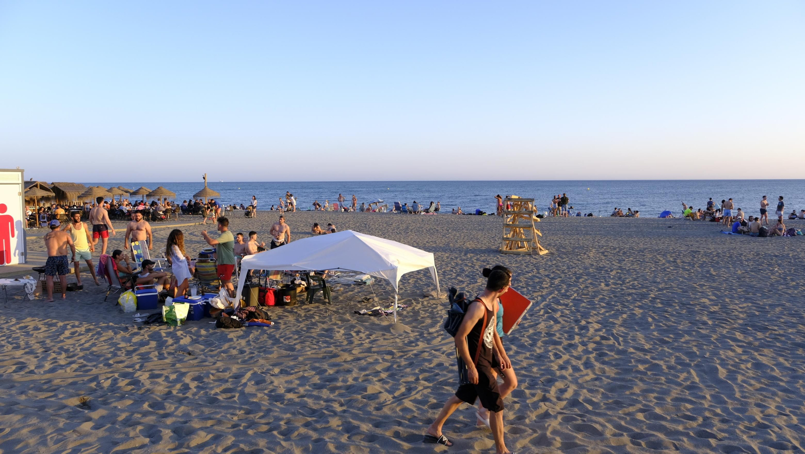 Imágenes de las hogueras de la Noche de San Juan en Almería capital