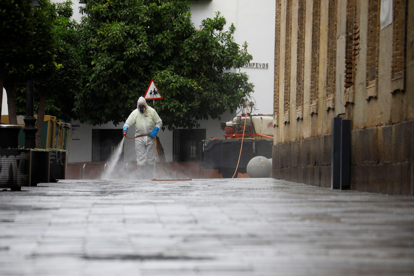Limpieza en una calle de Córdoba.