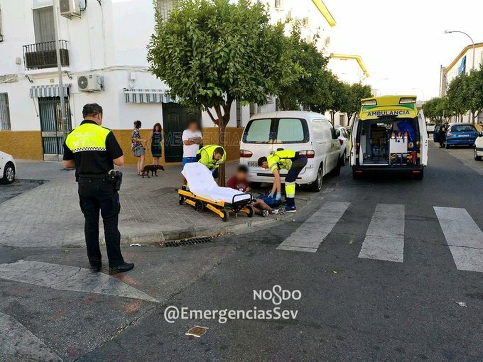 La Policía Local y los efectivos sanitarios atienden al herido.