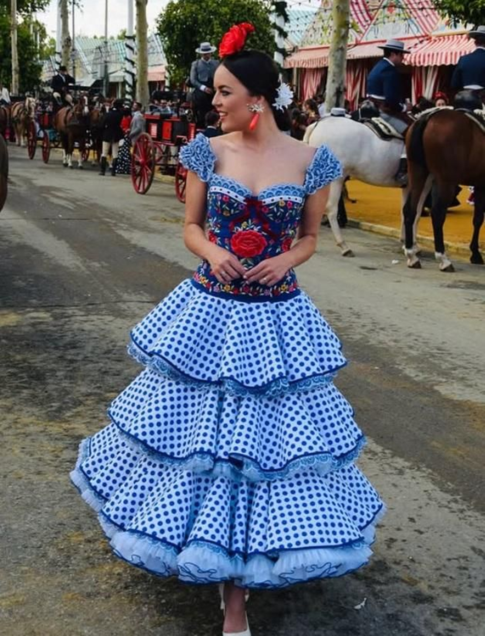 Claudia Alfaro vestida de flamenca en la Feria de Abril.