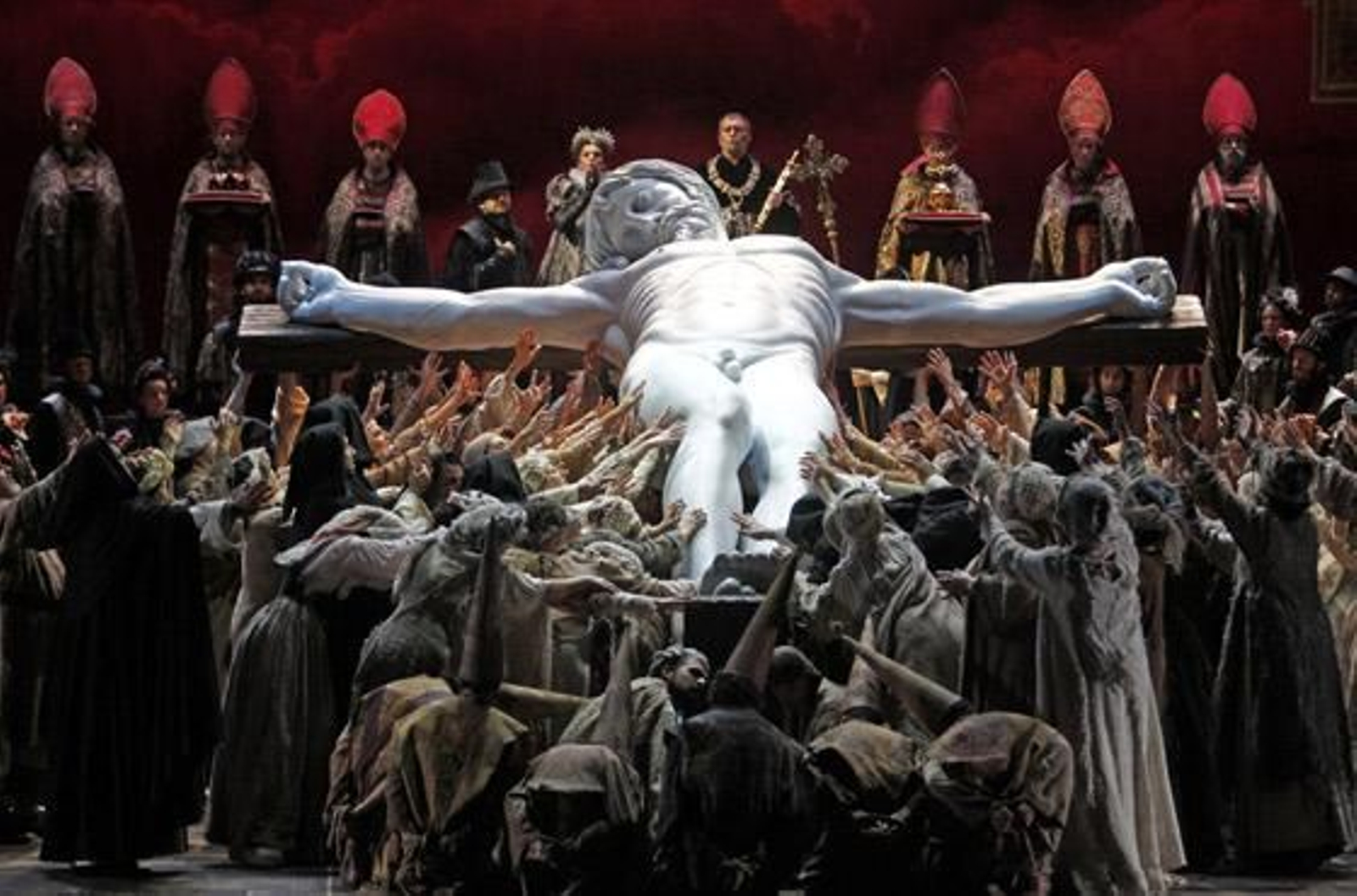 Imágenes del montaje de 'Don Carlo' en el Teatro de la Maestranza. / Antonio Pizarro