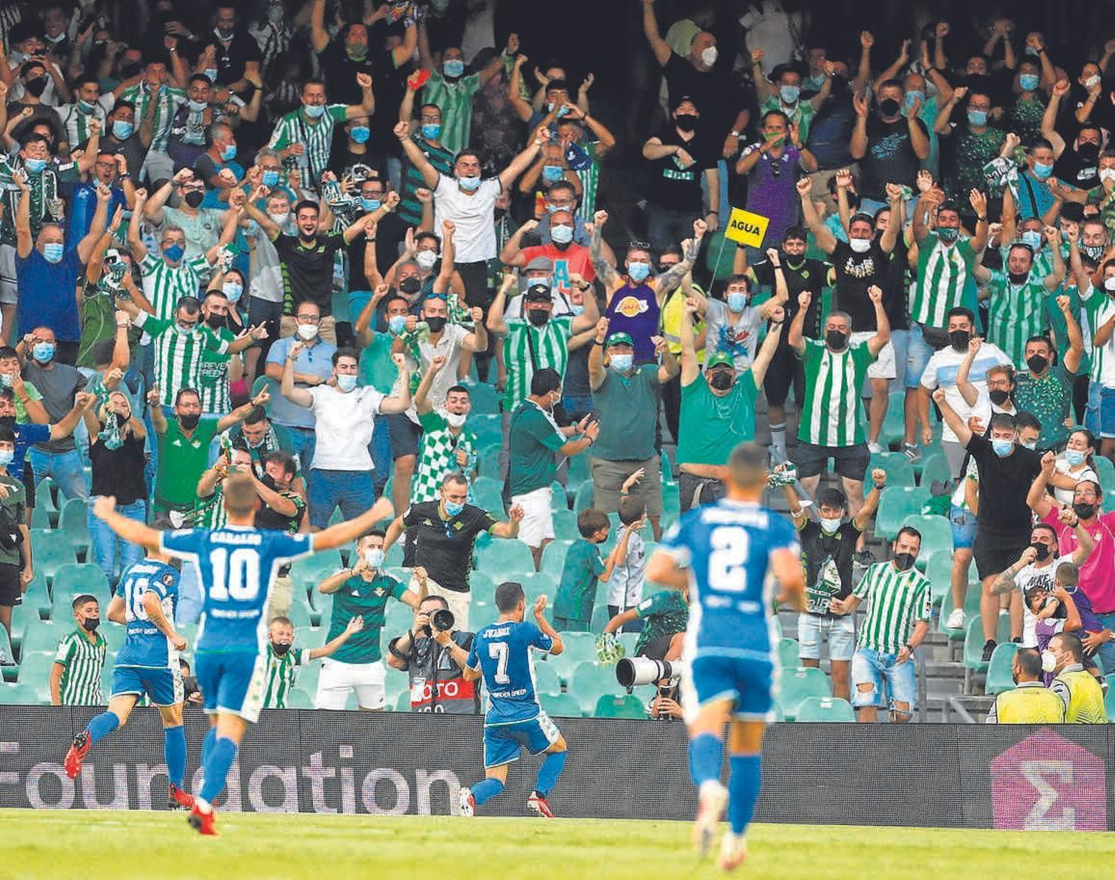Juanmi celebra su segundo gol con la grada bética.