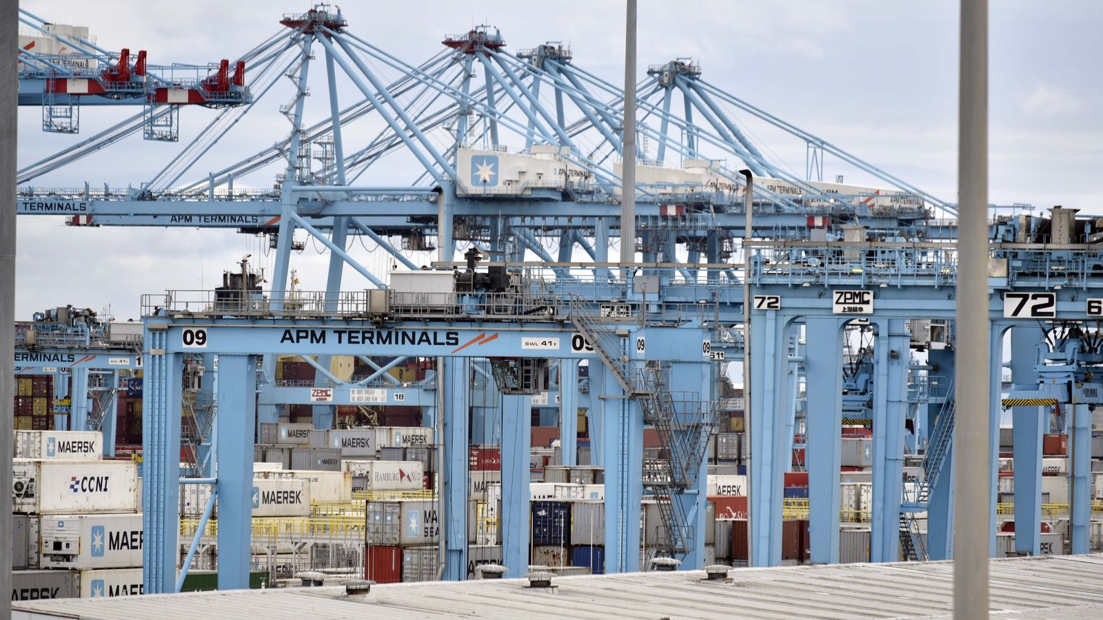 Estiba en la terminal APM del Puerto de Algeciras