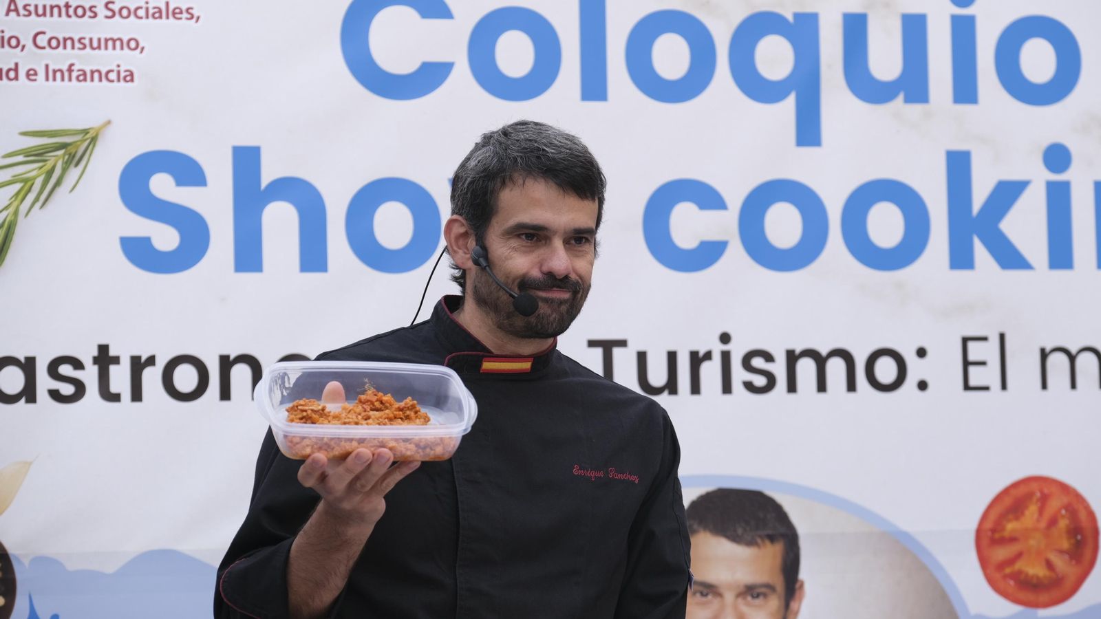Enrique Sánchez muestra uno de los ingredientes.