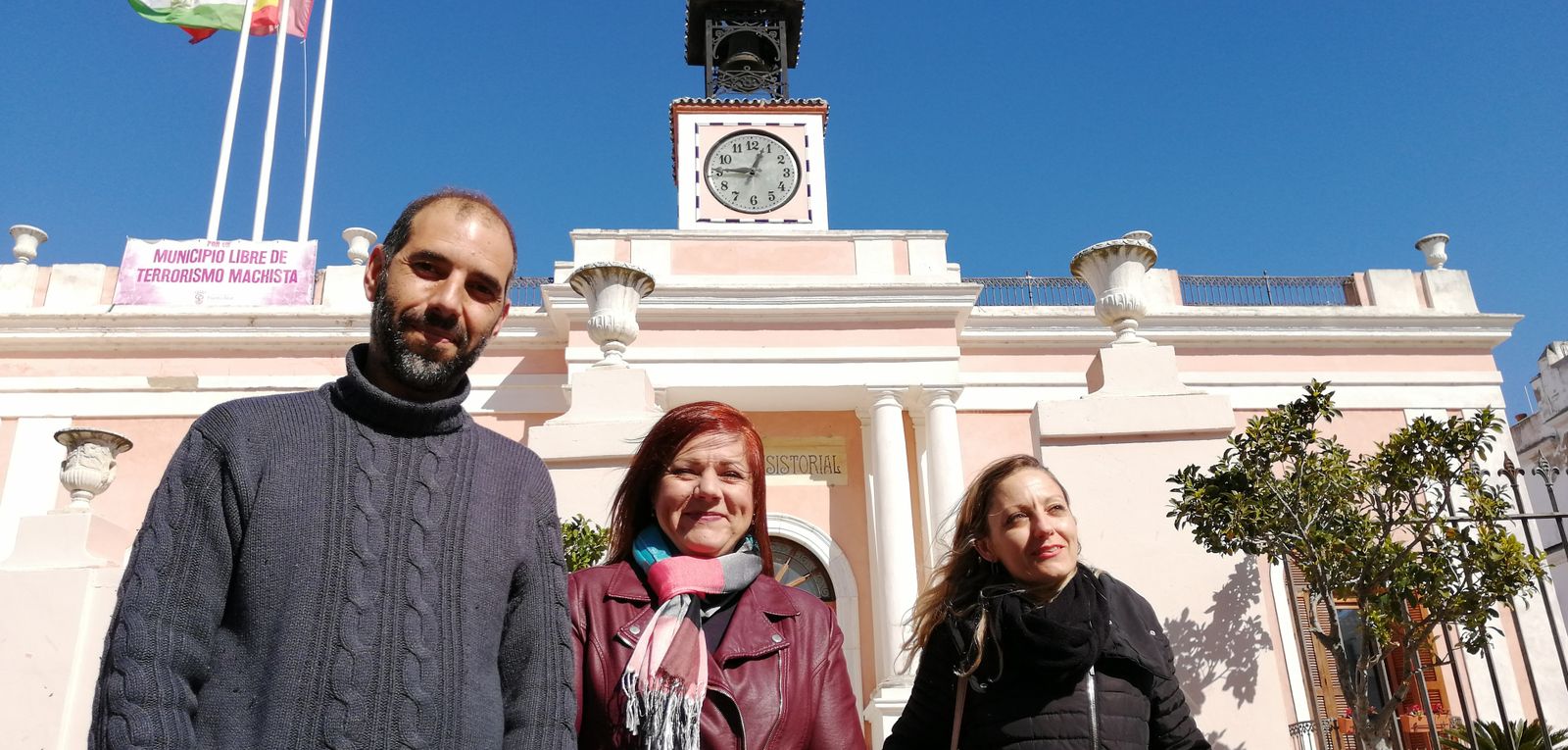 Antonio Romero, Ascen Ruiz y Fátima Pontones, ante el Ayuntamiento de Puerto Real
