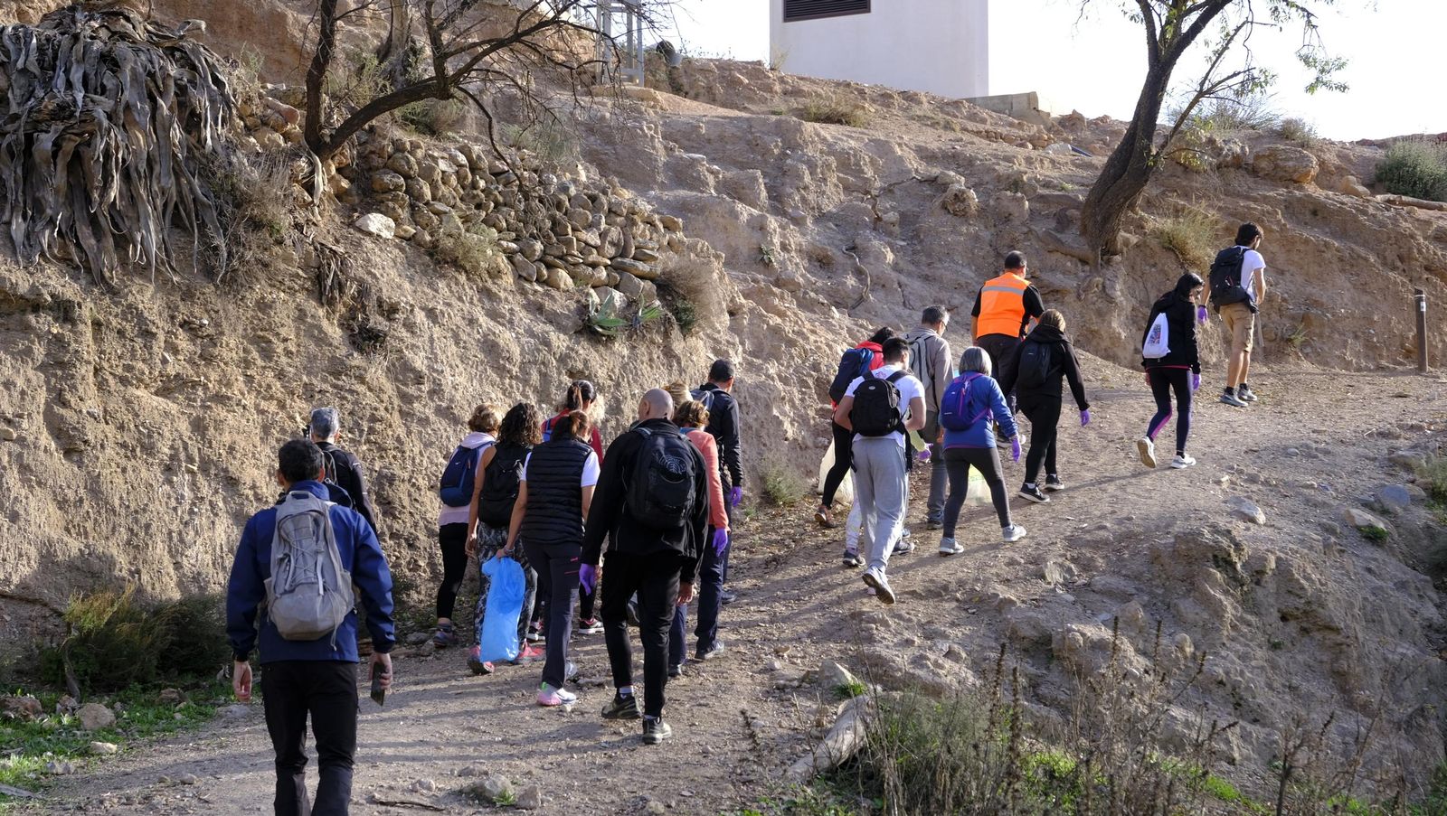 Limpieza y senderismo por la Alpujarra, en imágenes