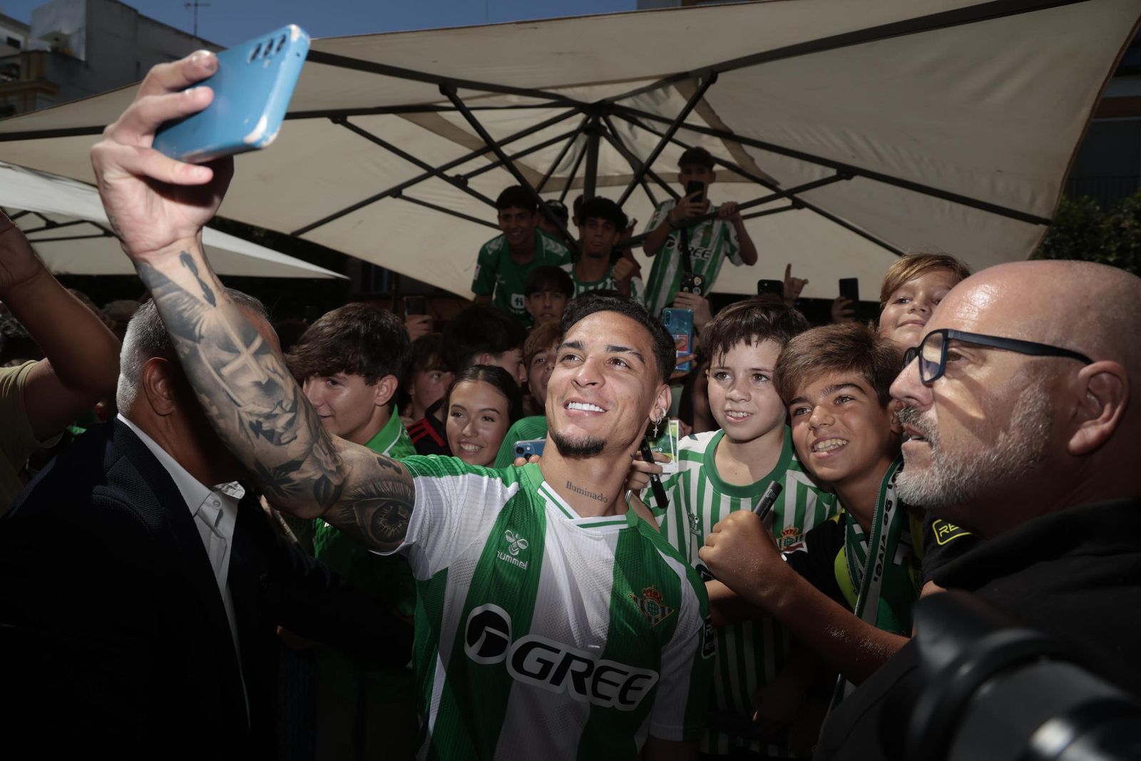 Antony se hace un 'selfie' con los aficionados que lo han arropado en su presentación.