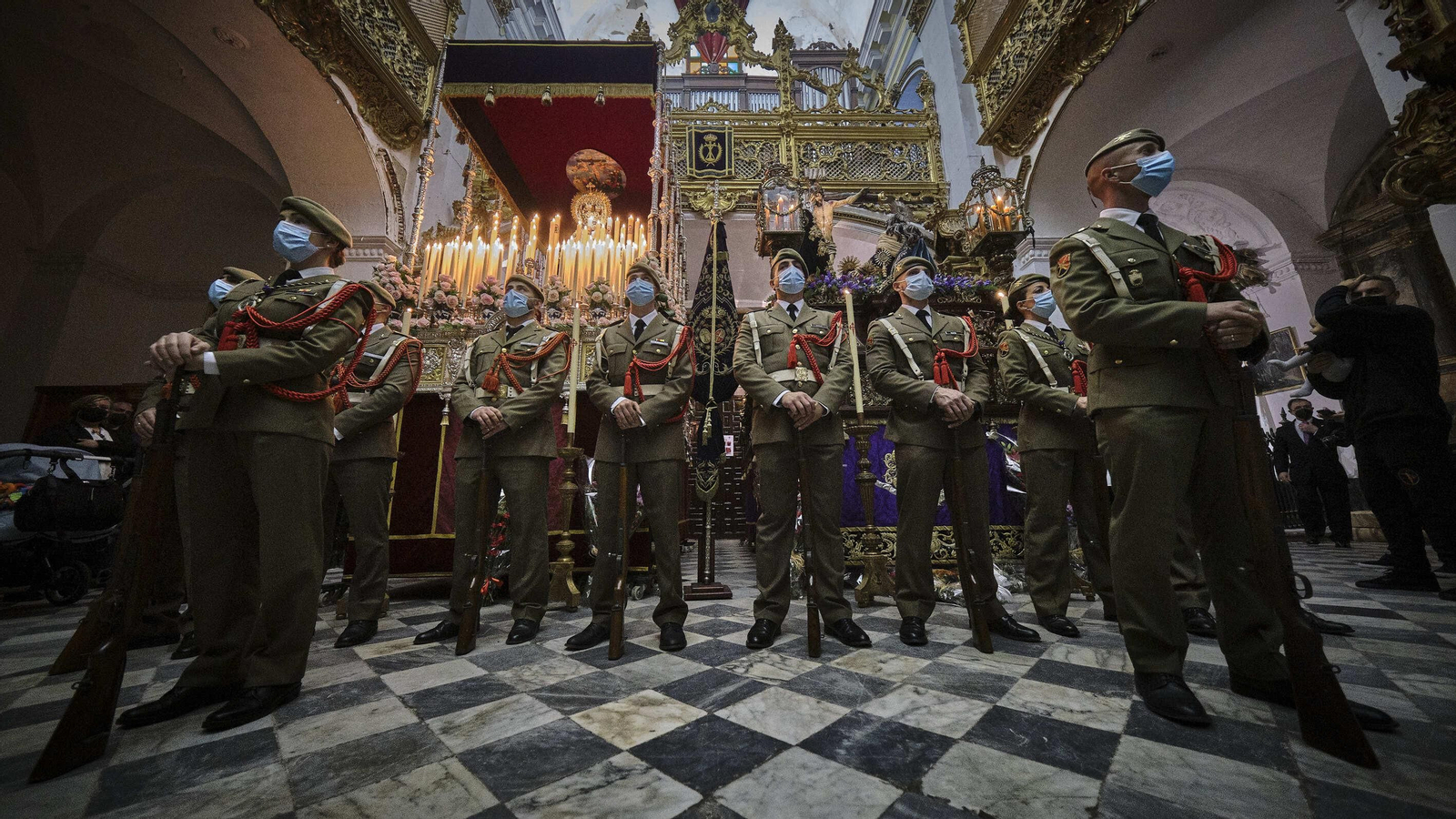 Piedad suspende su salida procesional, los hermanos de la cofradía realizan estación de penitencia en el interior de la iglesia de Santiago.