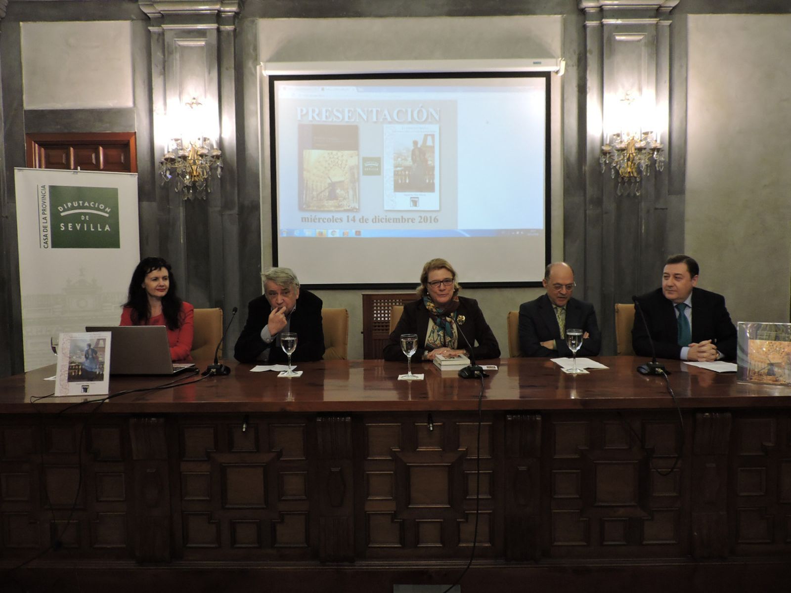 Carmen Barriga, en el centro, durante la presentación de dos nuevos libros editados por la Diputación.