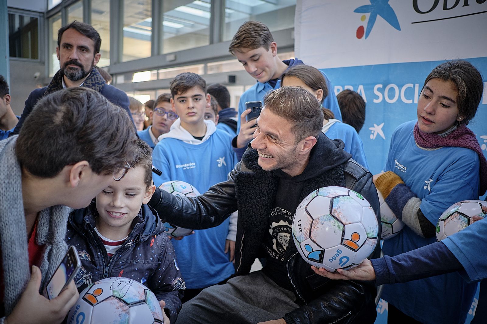 El bético Joaquín entrega balones firmados a 120 niños y niñas.