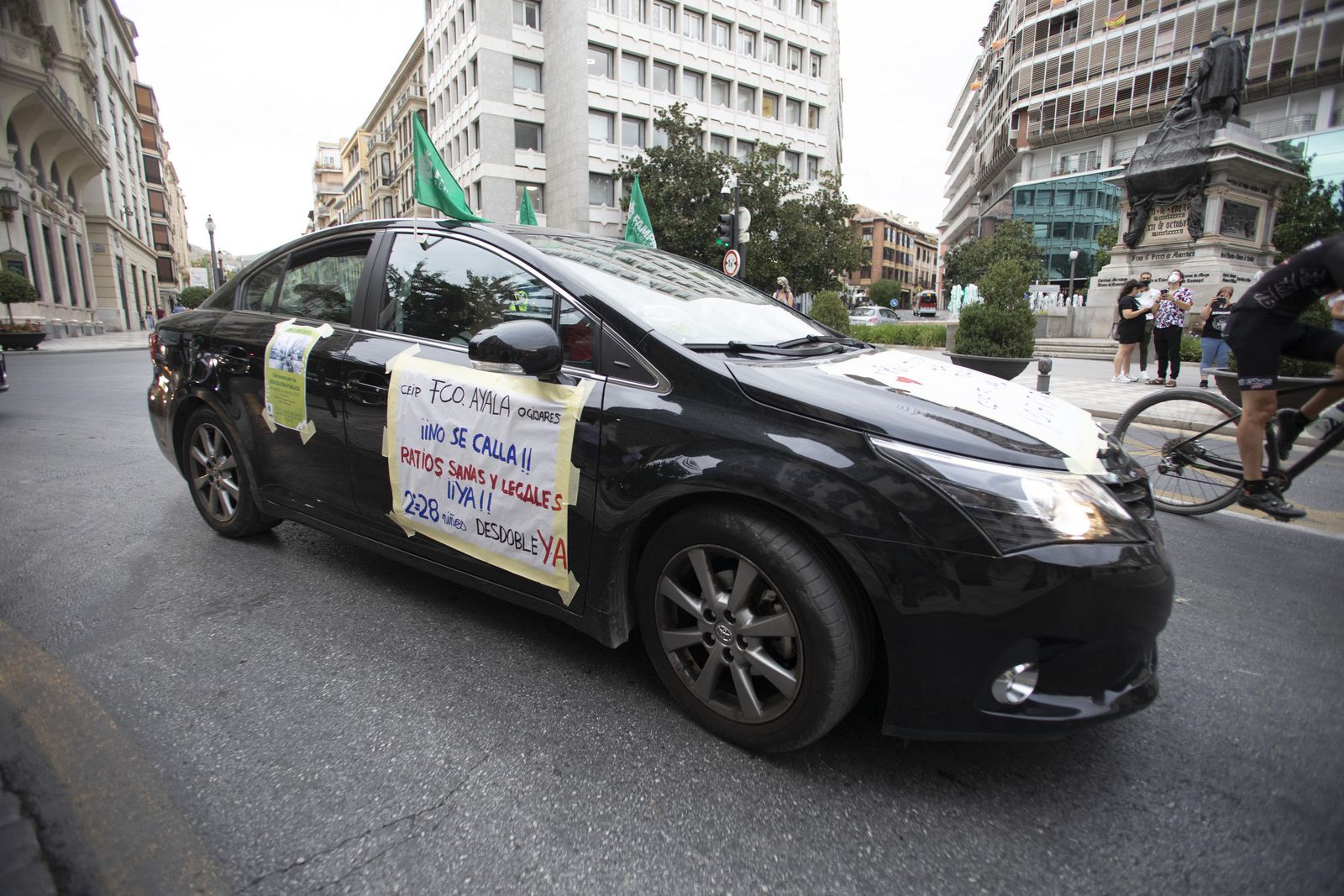 Fotos de la gran caravana en Granada por una vuelta segura al colegio