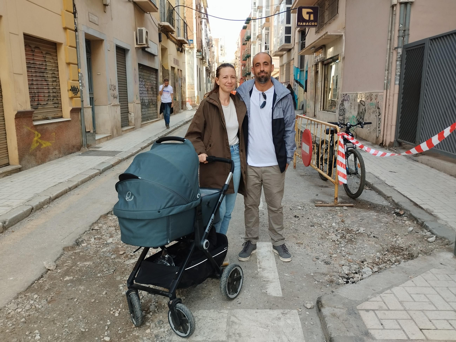 Miguel Aguilar y Eva Poncini, uno de los pocos vecinos que quedan en la calle Huerto del Conde.