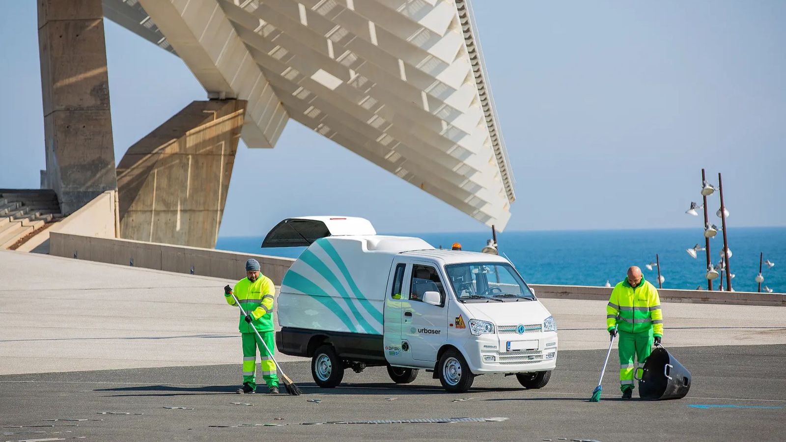 Trabajadores de Urbaser del servicio de Limpieza Urbana en Barcelona.