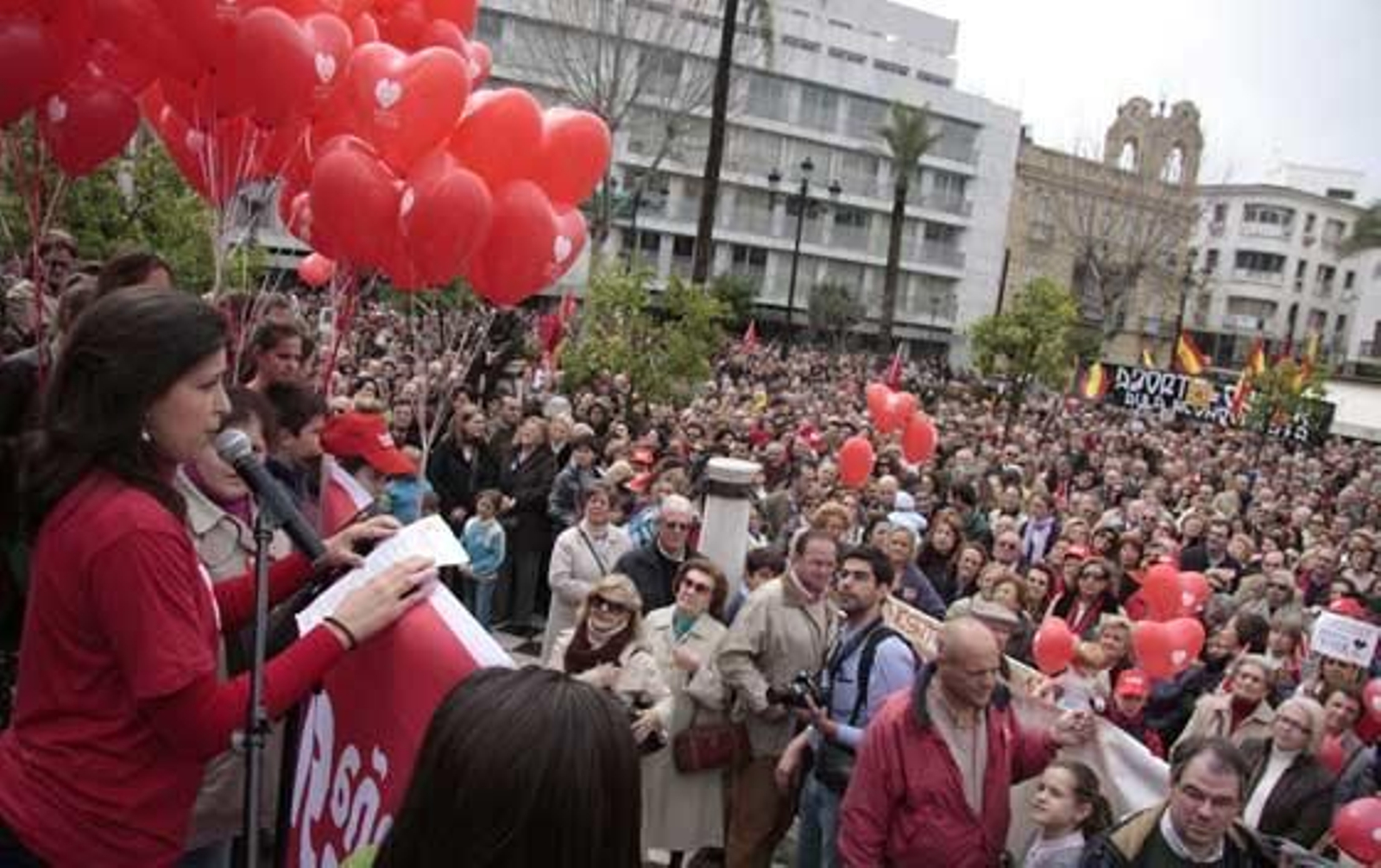 Unas 15.000 personas, según cifras oficiales, se congregaron en la Plaza Nueva para protestar contra el aborto. 

Foto: Victoria Hidalgo