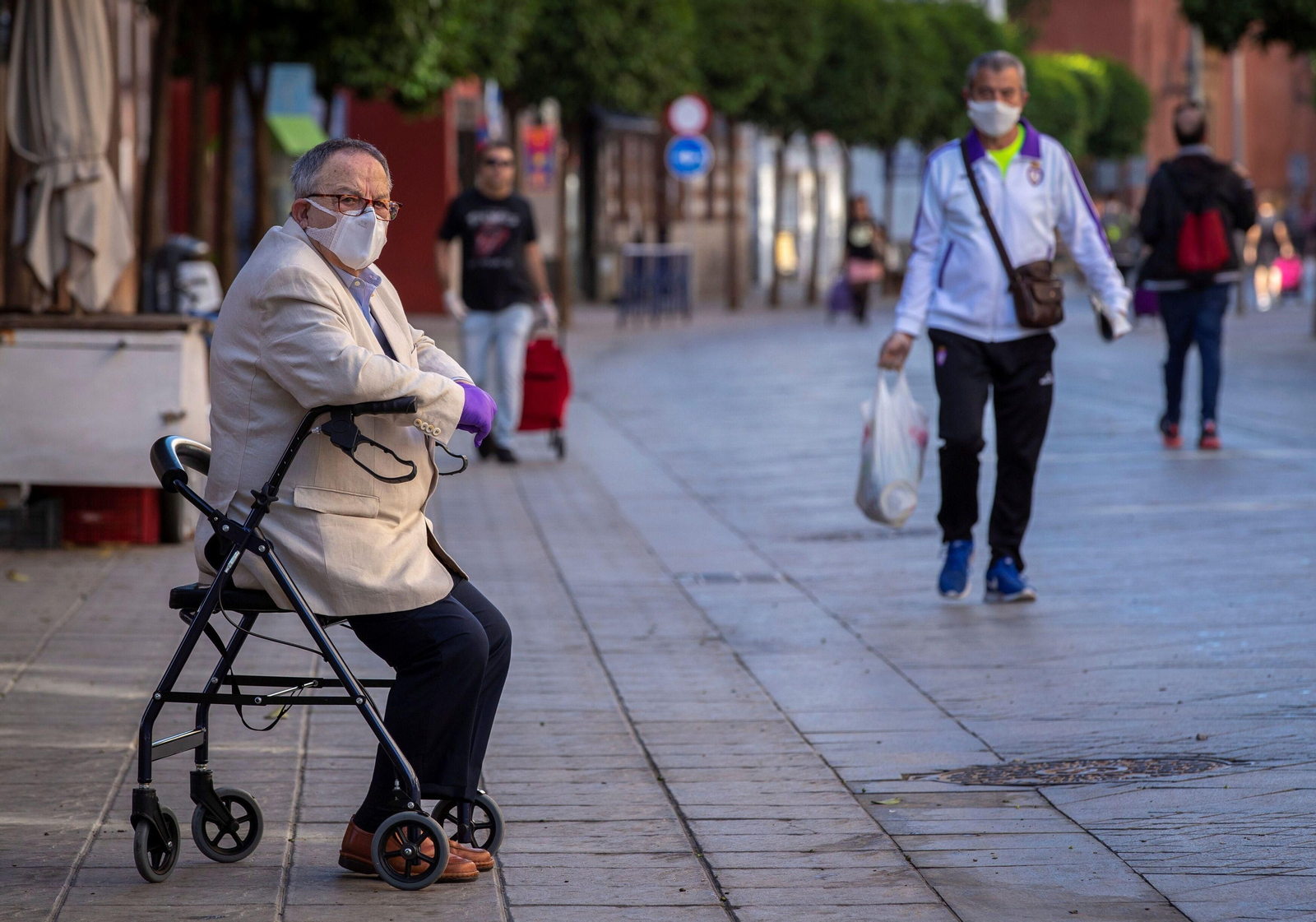 Gente durante el confinamiento en el barrio de Triana de Sevilla