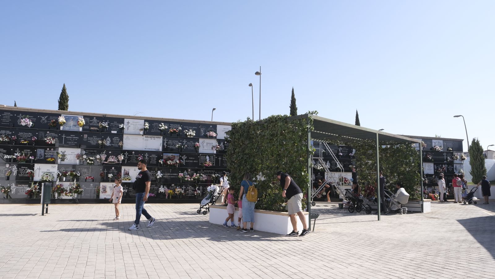 Imágenes del Día de Todos los Santos en el Cementerio de San José de Almería