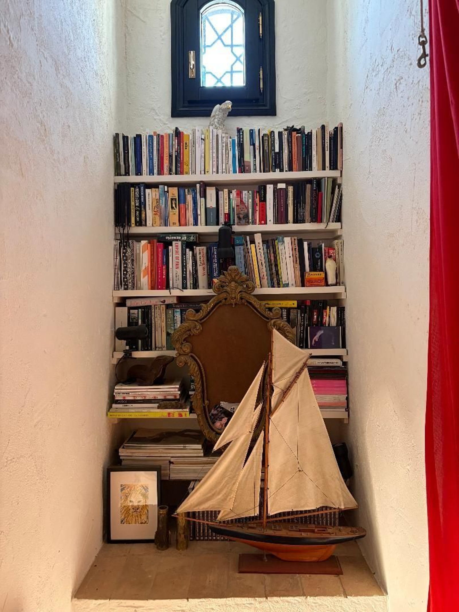 Otro de los rincones, recuperado como biblioteca