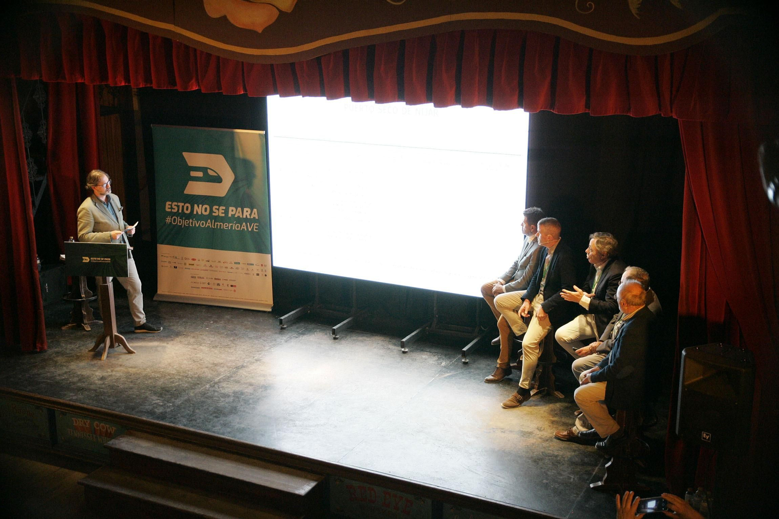 Objetivo Almería AVE ha reivindicado en el MiniHollywood la agilización de las obras de Corredor Mediterráneo