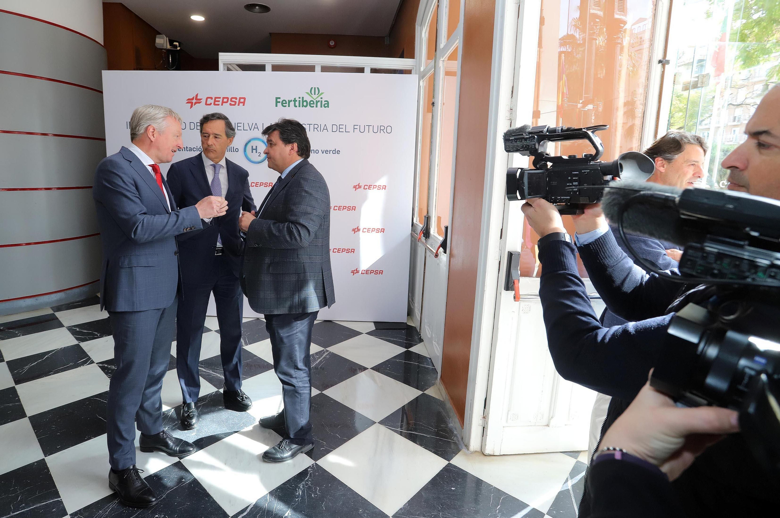 Imágenes de la firma del acuerdo entre Cepsa y Fertiberia para implantar el anillo de hidrógeno verde en Huelva