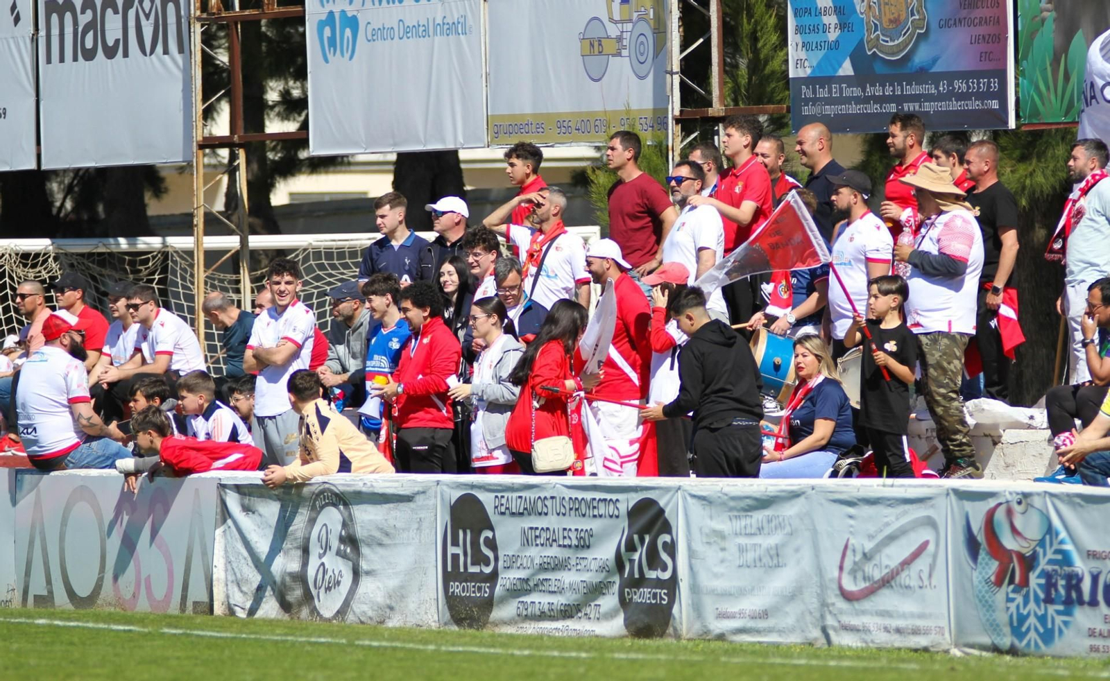 Aficionados del Chiclana en un partido en el Municipal.