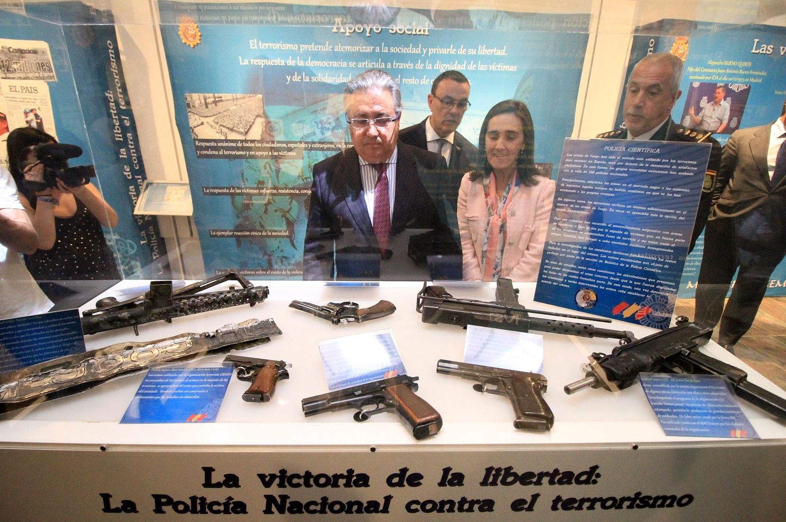 Juan Ignacio Zoido, ministro del Interior, presenta en la Comandancia de la Guardia Civil la nueva versión de AleryCops y el dispositivo del Rocío y posteriormente acude a la Diputación de Huelva para visitar la exposición sobre el terrorismo, en imágenes