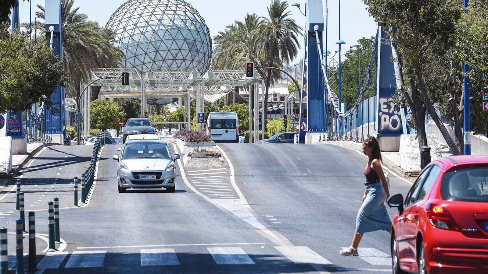 Varios coches circulando por La Cartuja