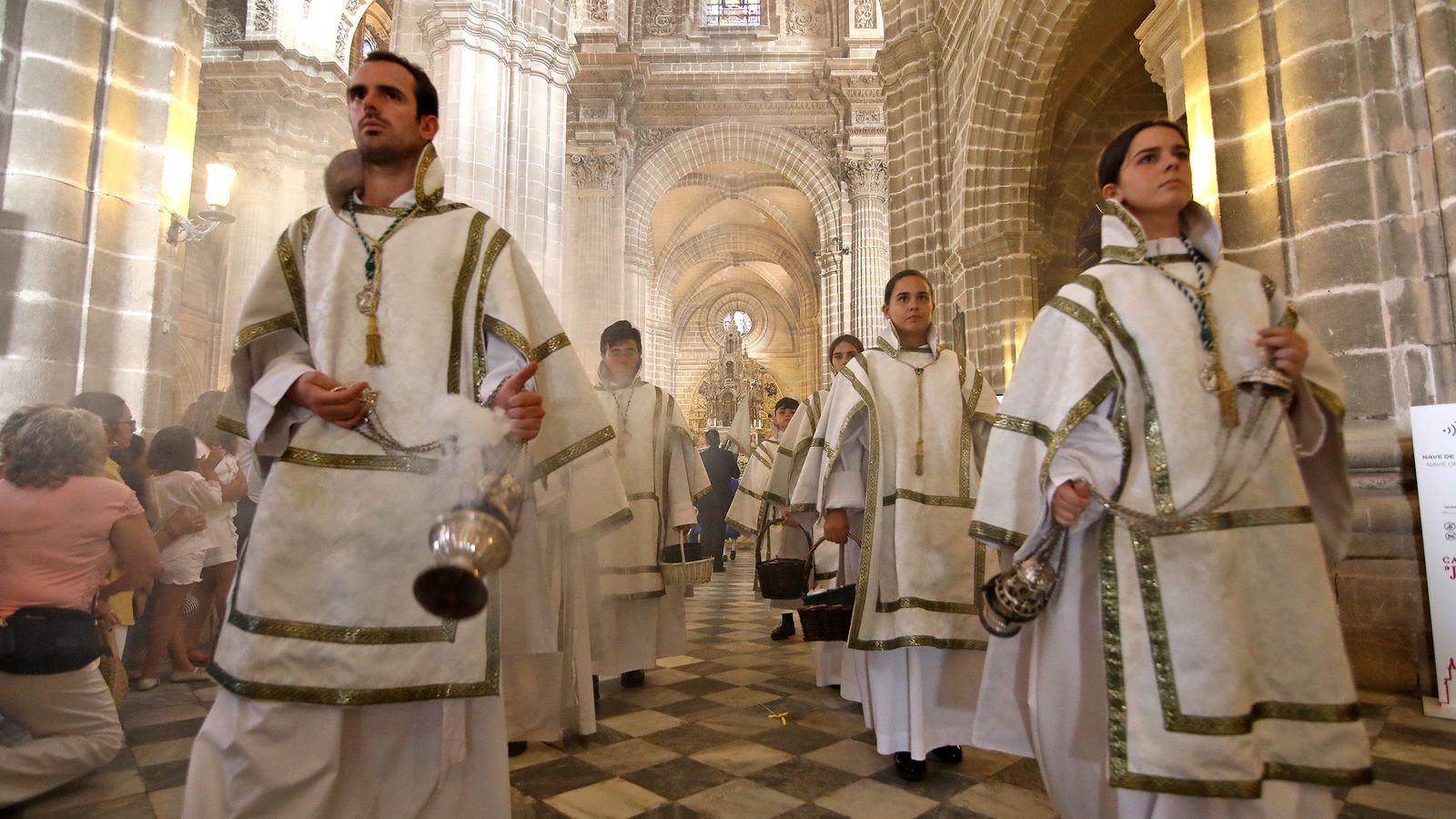Cuerpo de Acólitos en la Catedral precediendo a la custodia del Corpus Christi.
