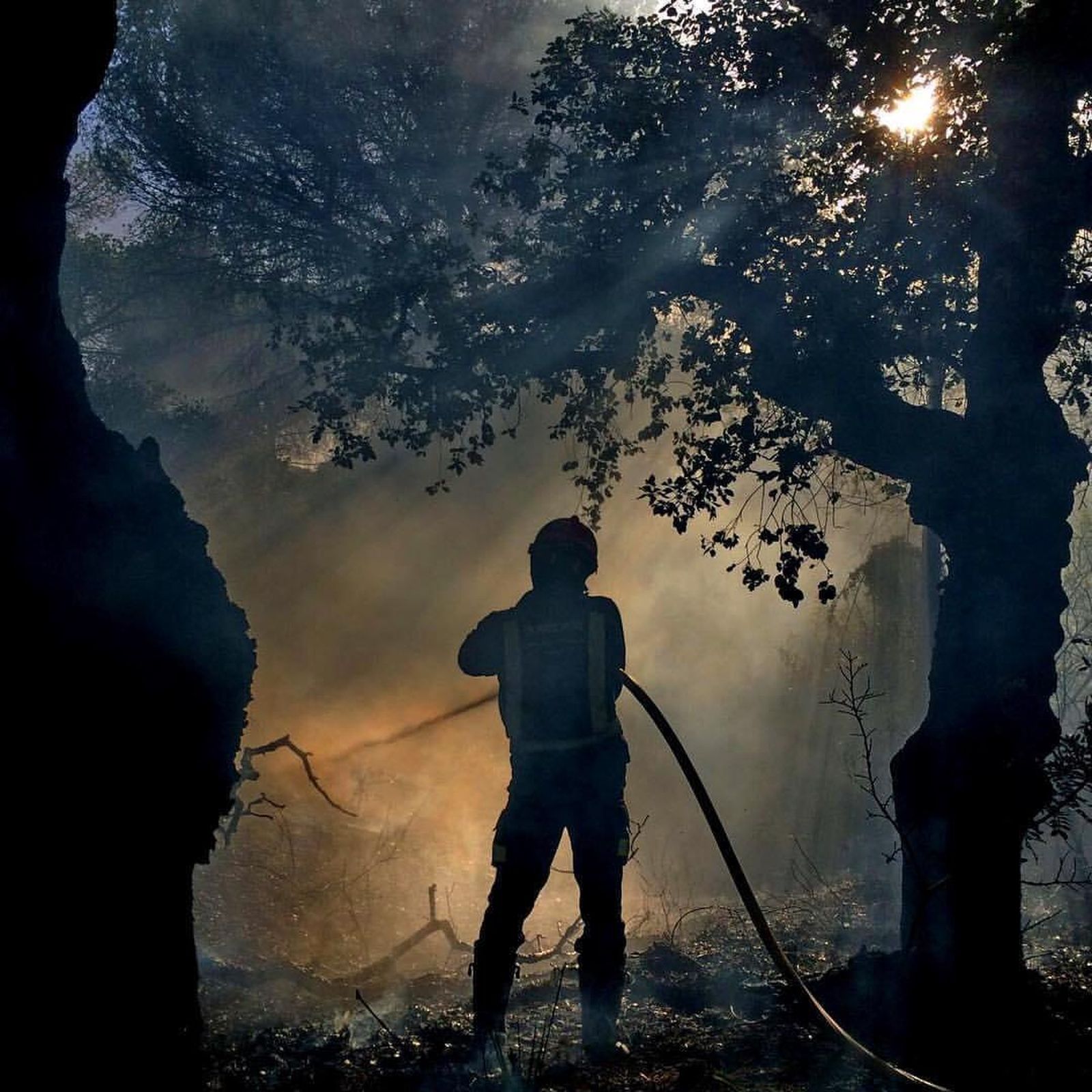 Un efectivo del Consorcio de Bomberos de Huelva en plenas labores de extinción de un incendio.